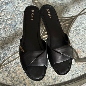 DKNY Kiara-Flat Sandal, Calf Black Blk